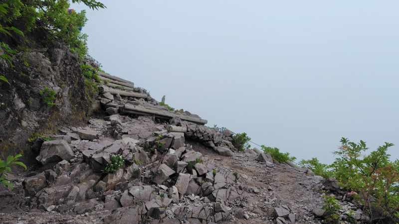 大山夏山登山道の木段