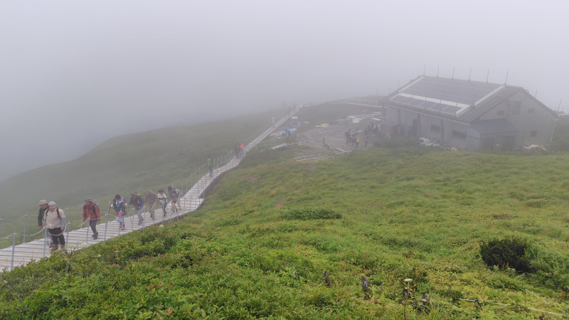 大山山頂から避難小屋付近の景色