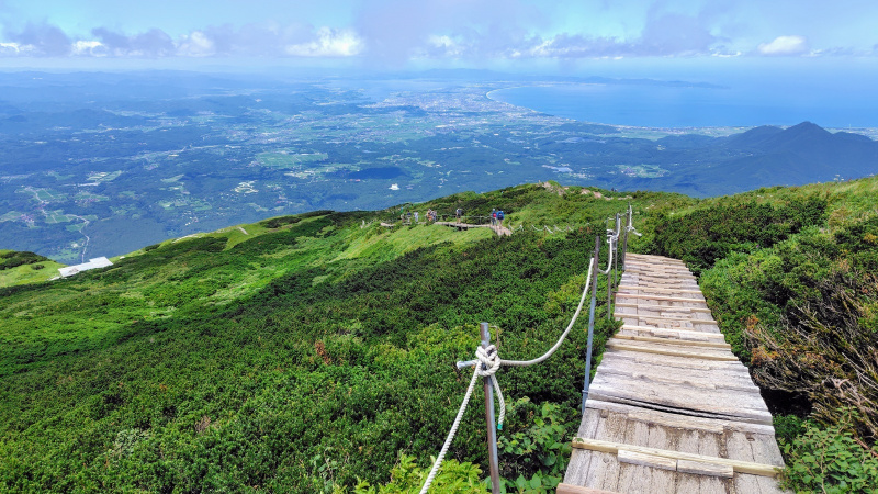 大山山頂吹の木道と景色