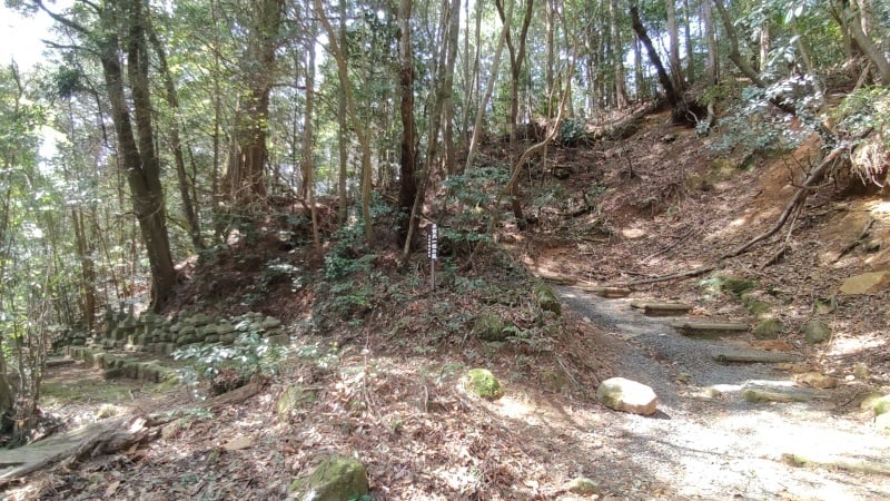 篁山の山道にある平賀氏一族の墓