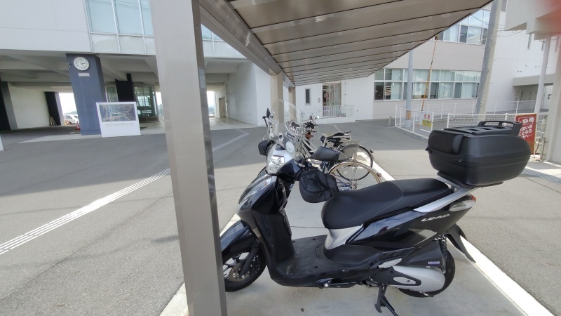 尾道市因島総合支所の駐輪場に
