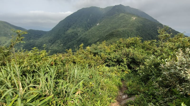 女三瓶山から男三瓶山へ