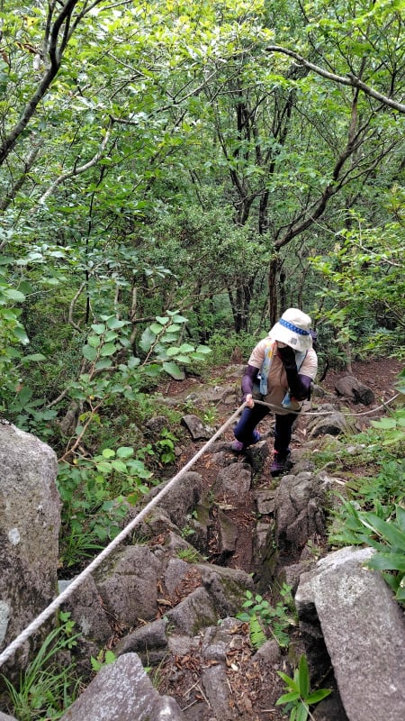 男三瓶山登山道のロープ場