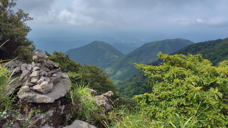 男三瓶山からのぞむ子三瓶山と孫三瓶山