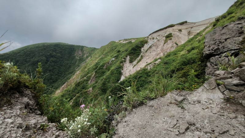 男三瓶山の山肌