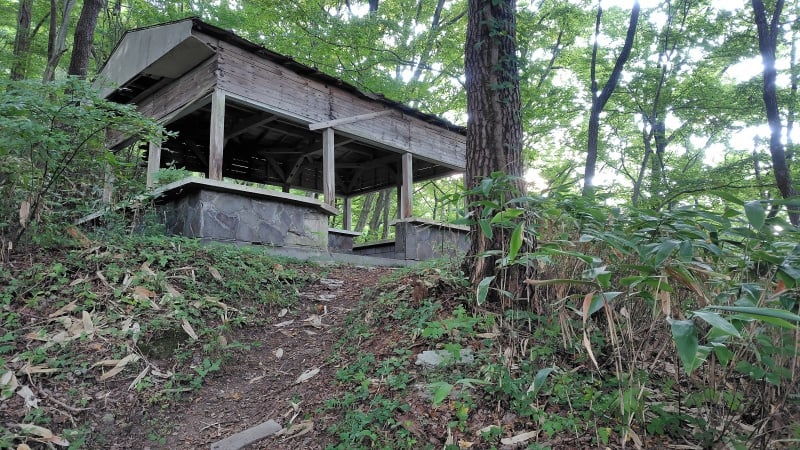 三瓶山登山道、休憩所