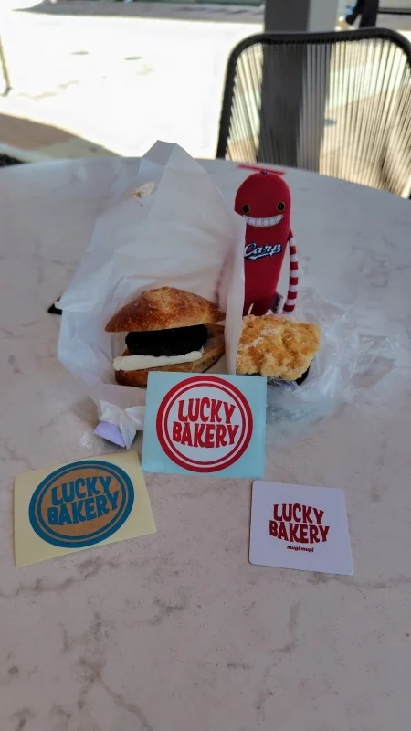 LUCKY BAKERYのパン。左)あんバター右)バニラマフィン