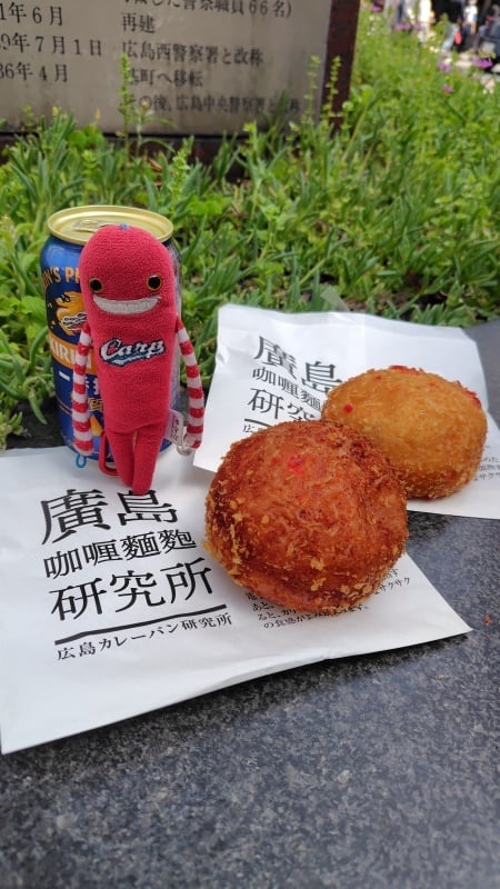 廣島咖喱麵麭研究所(広島カレーパン研究所)のパン。手前)トマトチーズカレーパン。奥)牛タンカレーパン