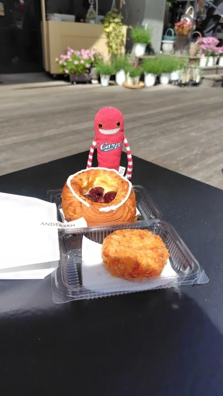 アンデルセンのダークチェリーパンとコロッケ