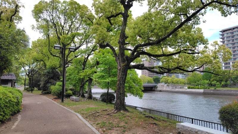 京橋川沿いの遊歩道