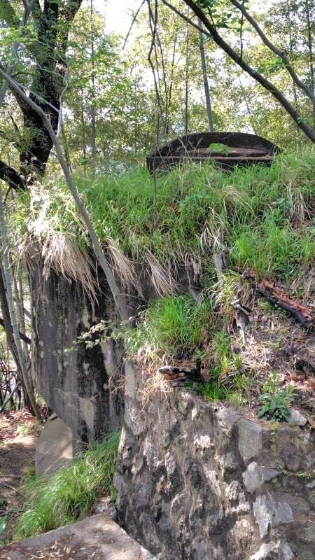 串山の階段脇に残るトーチカ跡
