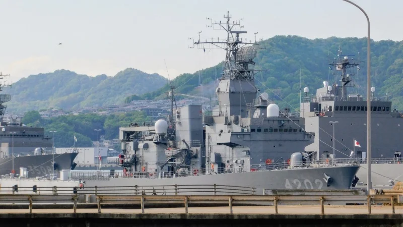 訓練支援艦「くろべ」。