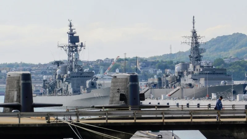 潜水艦越しに見える護衛艦「しまかぜ」と練習艦「かしま」