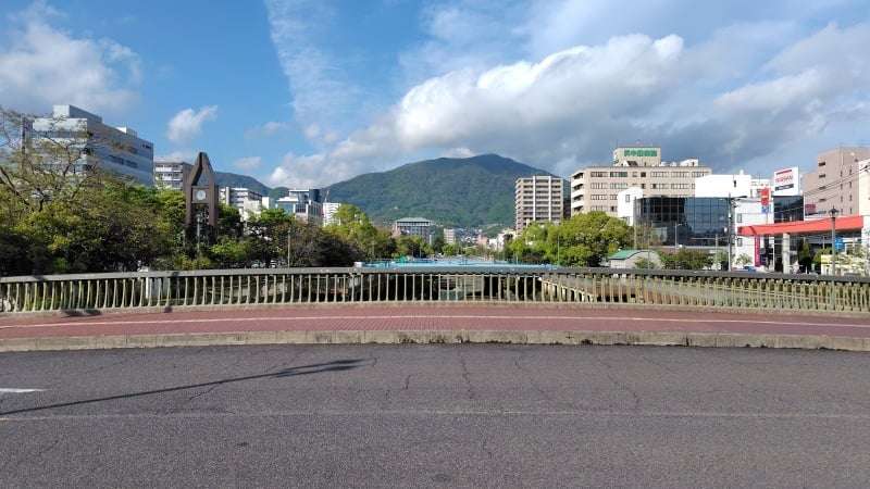 境川に架かる亀山橋から見える灰が峰