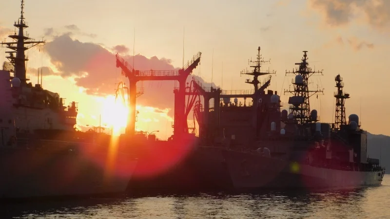 艦船越しの夕日