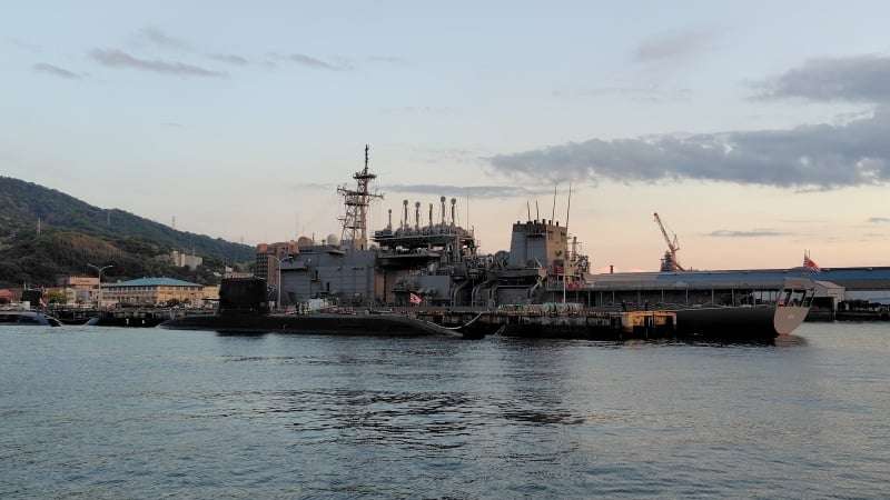 潜水艦「らいげい」。
と潜水艦救難艦「ちはや」