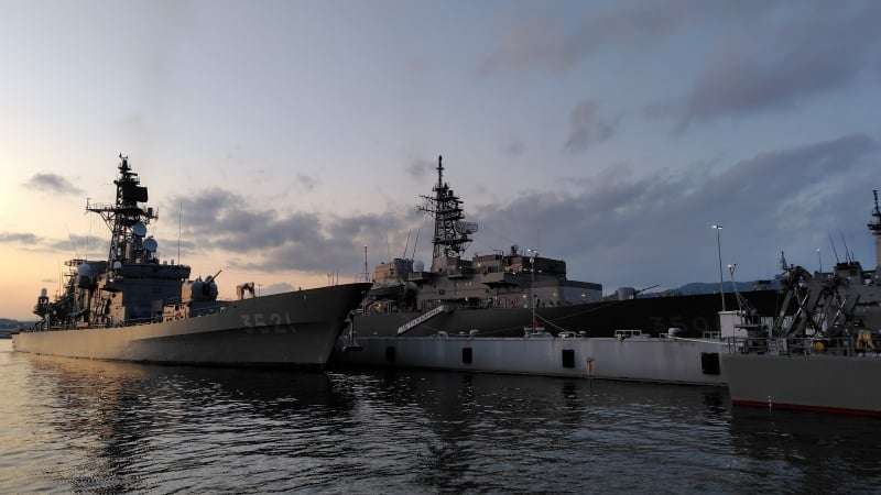 護衛艦「しまかぜ」と練習艦「かしま」