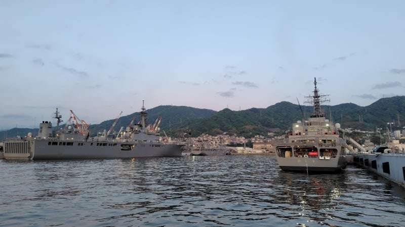 艦船に停泊灯が点灯