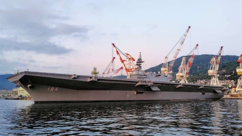 停泊灯が灯った軽空母「かが」