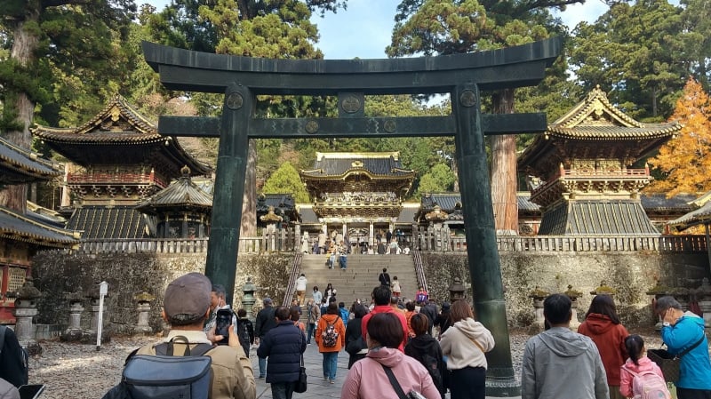 唐銅鳥居から見える陽明門