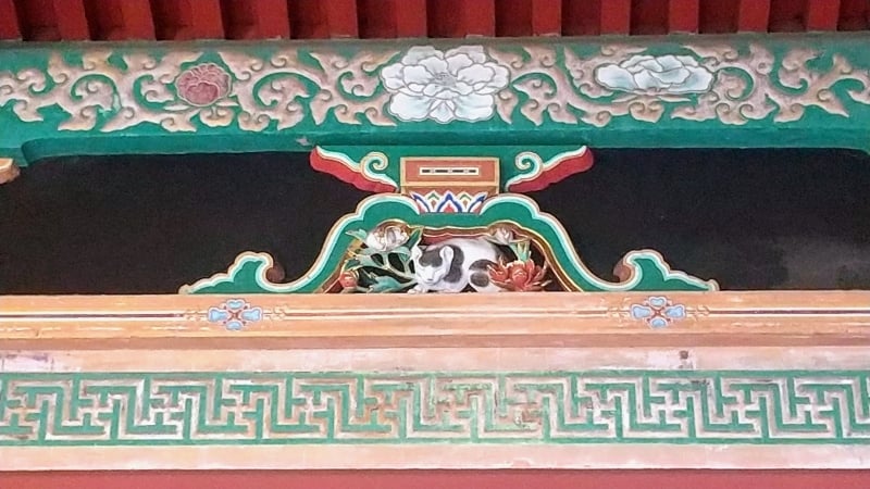 眠猫の彫刻