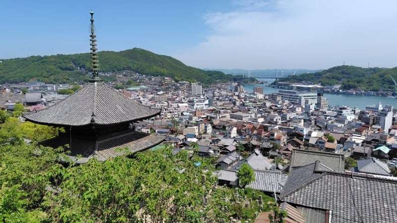 天寧寺の三重塔越しの尾道水道
