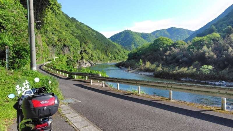太田川沿いの路肩