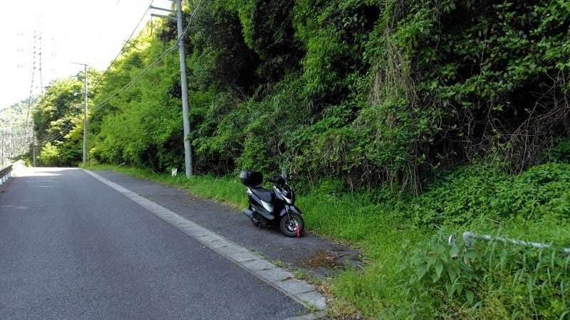路肩に停まるスクーター