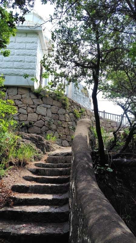 灯台記念館から東大への道