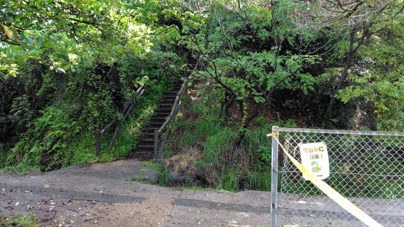 因島大橋への歩行者用の登り口