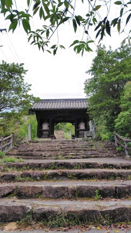 観音堂の仁王門