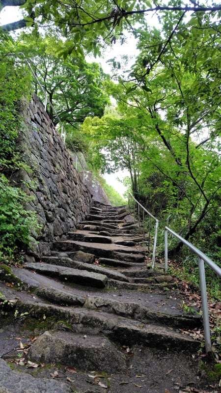観音堂の境内を支える石垣