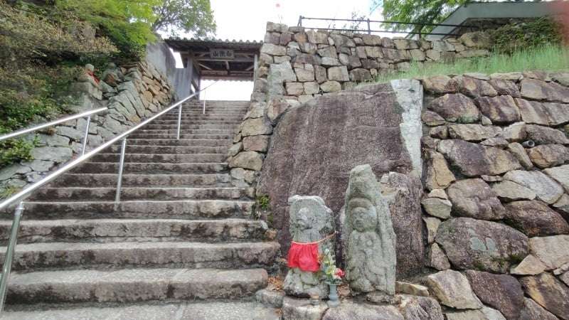 観音堂の山門と石段と石垣