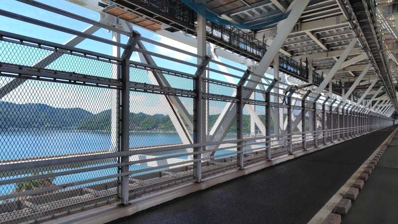 因島大橋の自転車歩行者道から見る因島方面の眺め